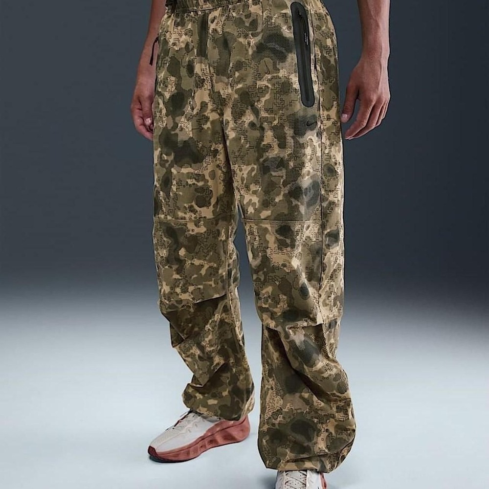 Nike Tech Men's Dri-FIT Woven Camo Loose-Fit‎ Pants